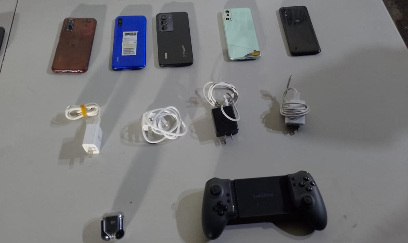 $!Decomisan celulares y presunta droga en penal de Aguaruto, en Culiacán