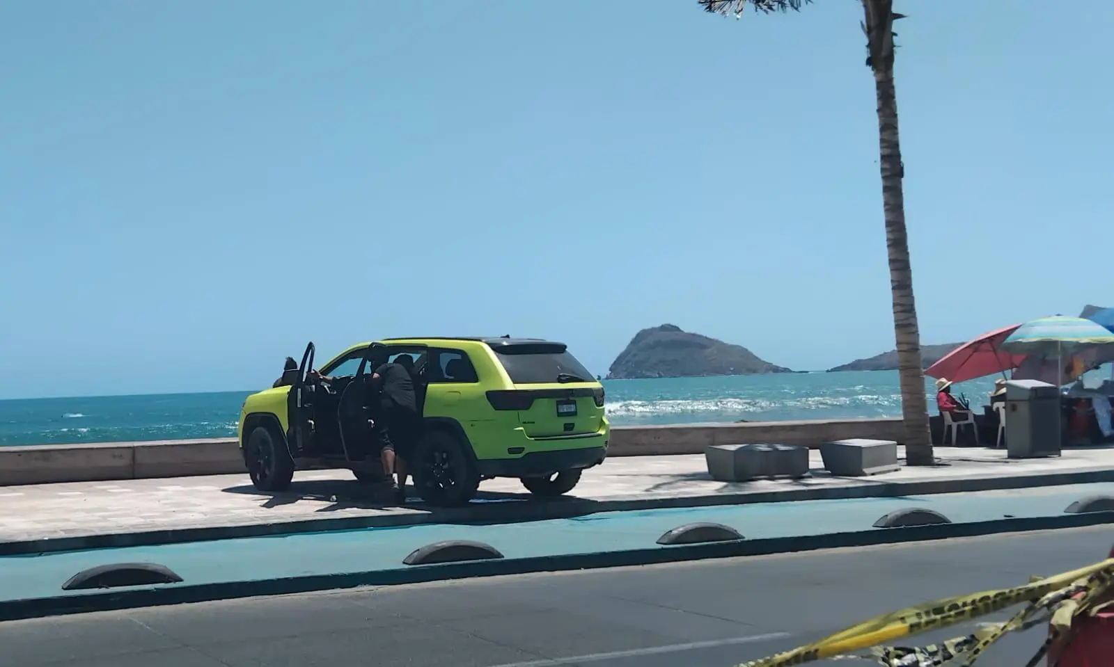 $!Detienen y sancionan a 4 culiacanenses tras subir camioneta al malecón de Mazatlán