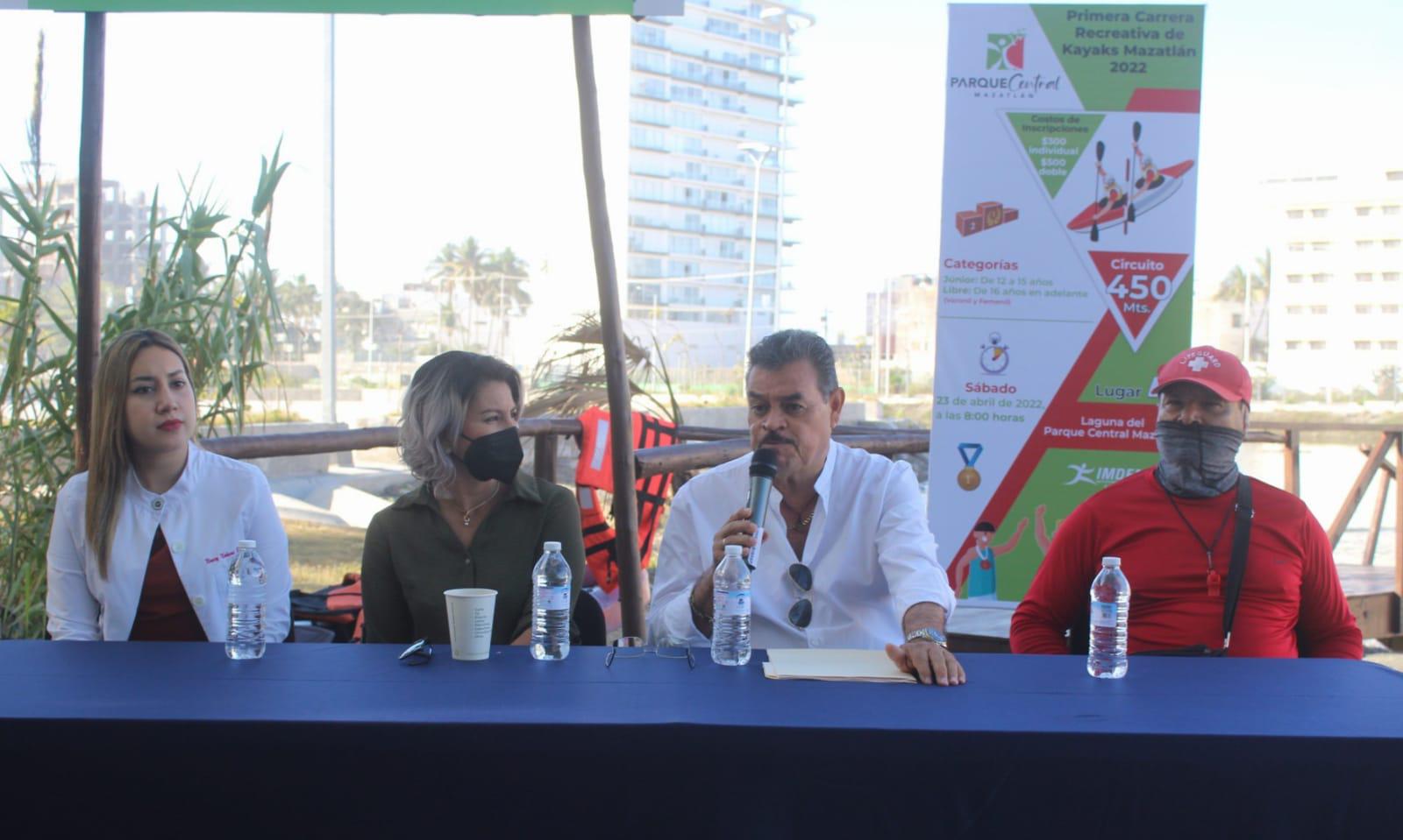 $!Se arma Primera Carrera Recreativa de Kayaks, en el Parque Central de Mazatlán