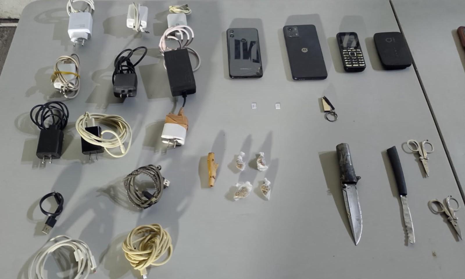$!Decomisan celulares y presunta droga en penal de Aguaruto, en Culiacán