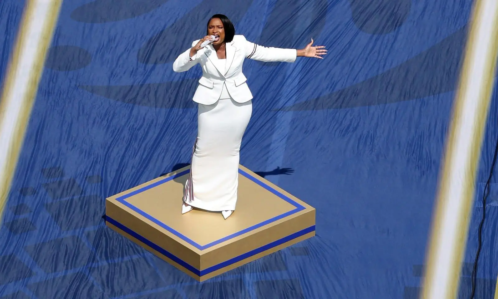 $!Jennifer Hudson interpreta el Himno Nacional de los Estados Unidos.