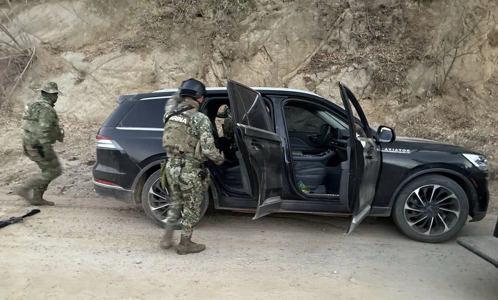 $!Marina asegura armas y vehículo abandonado en El Fuerte