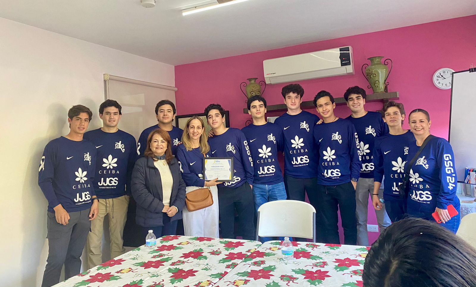 $!Yolanda Gastélum de Silva, madre de Gerardo, acompaña a los jóvenes a hacer entrega del donativo.