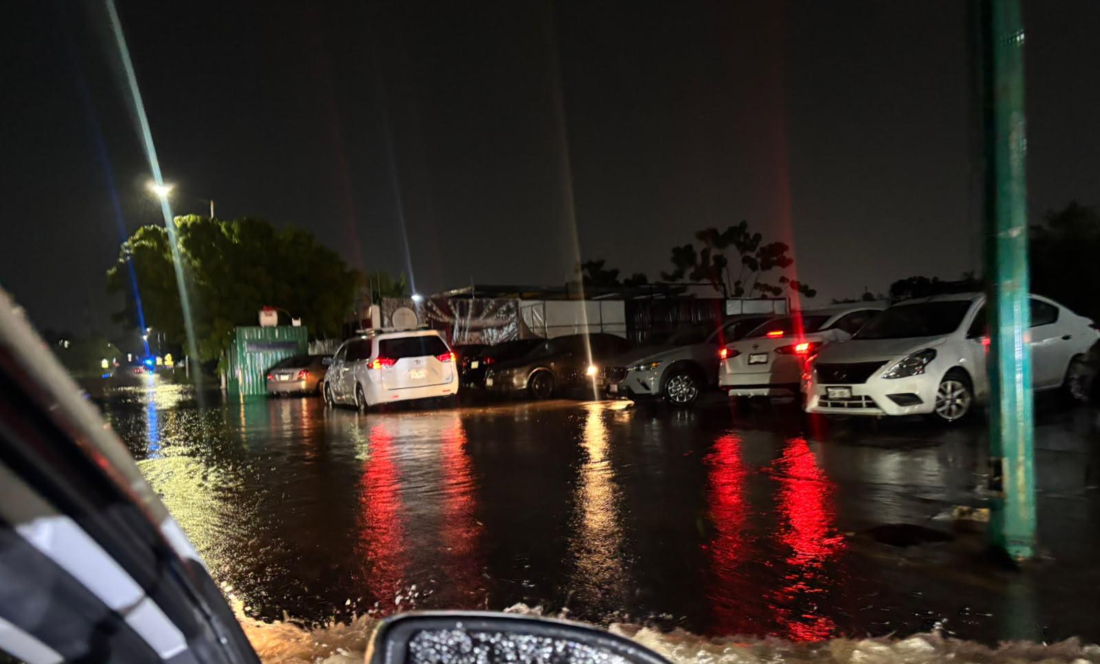 $!Fuertes lluvias por ‘Polo’ duran más de 4 horas y arrastran vehículos en Culiacán
