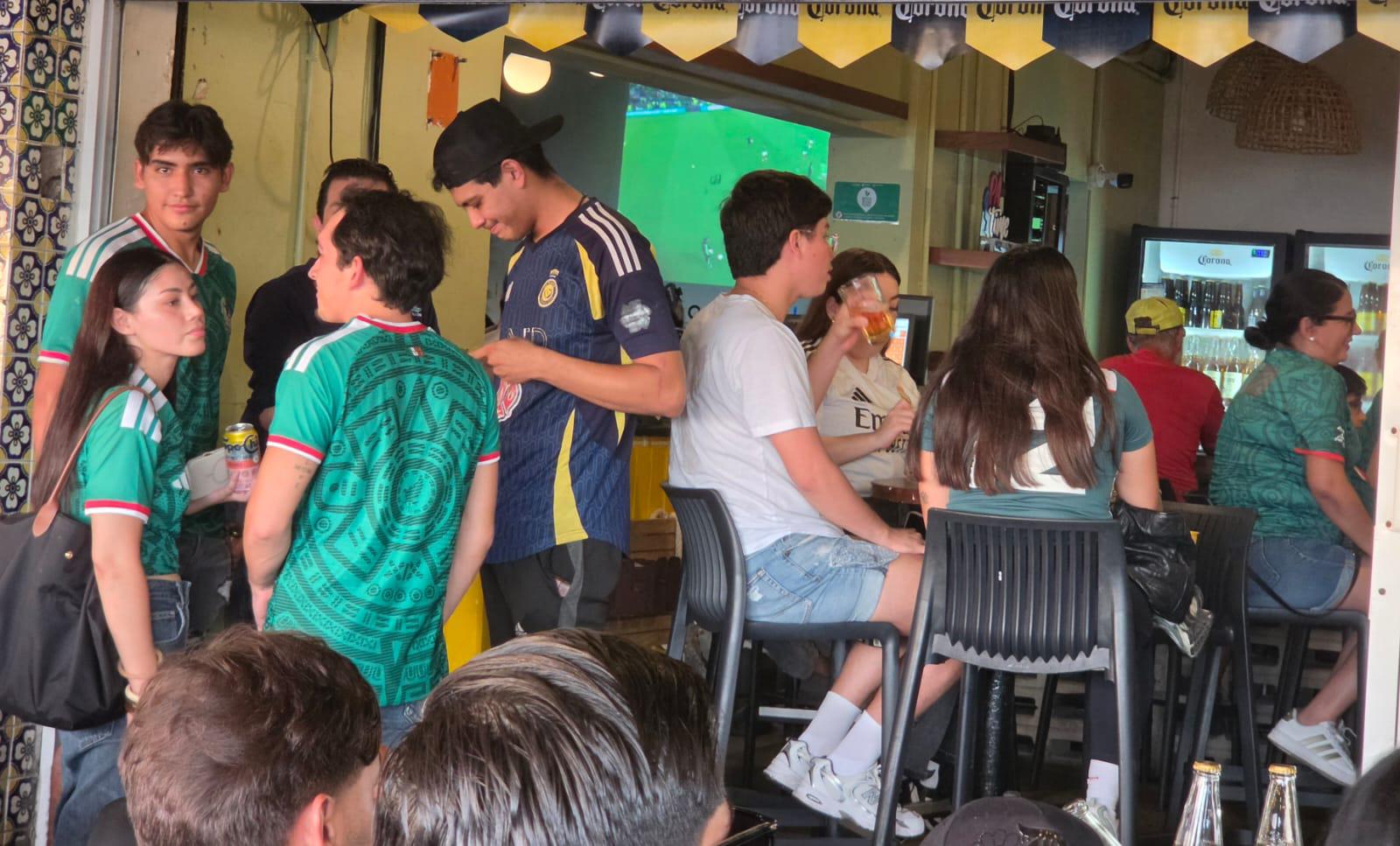 $!Esperan aficionados en Olas Altas disfrutar del partido de México contra Ecuador