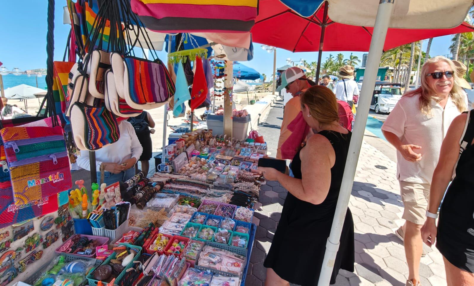 $!Cruceristas impulsan los servicios turísticos en Mazatlán