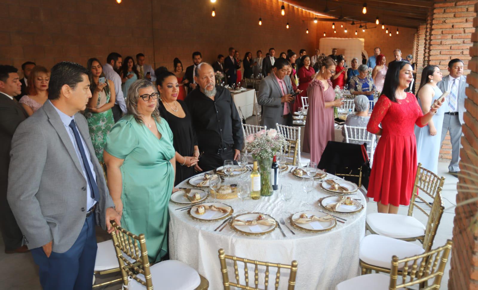 $!Familiares y amigos acompañaron a los enamorados ese día tan especial.