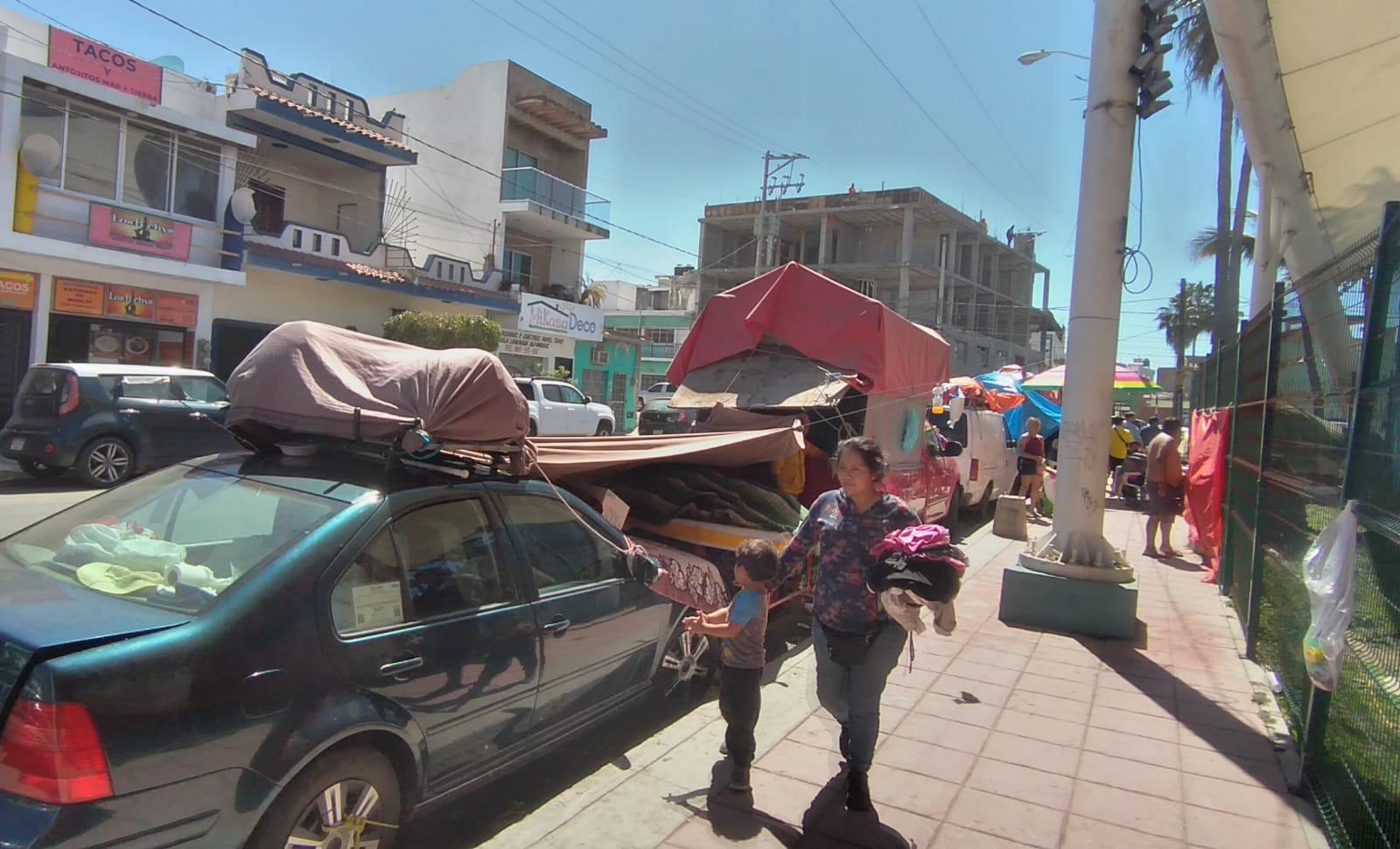 $!Ya ‘acampan’ personas en el malecón de Mazatlán; no dicen si vienen a vender o disfrutar de la fiesta