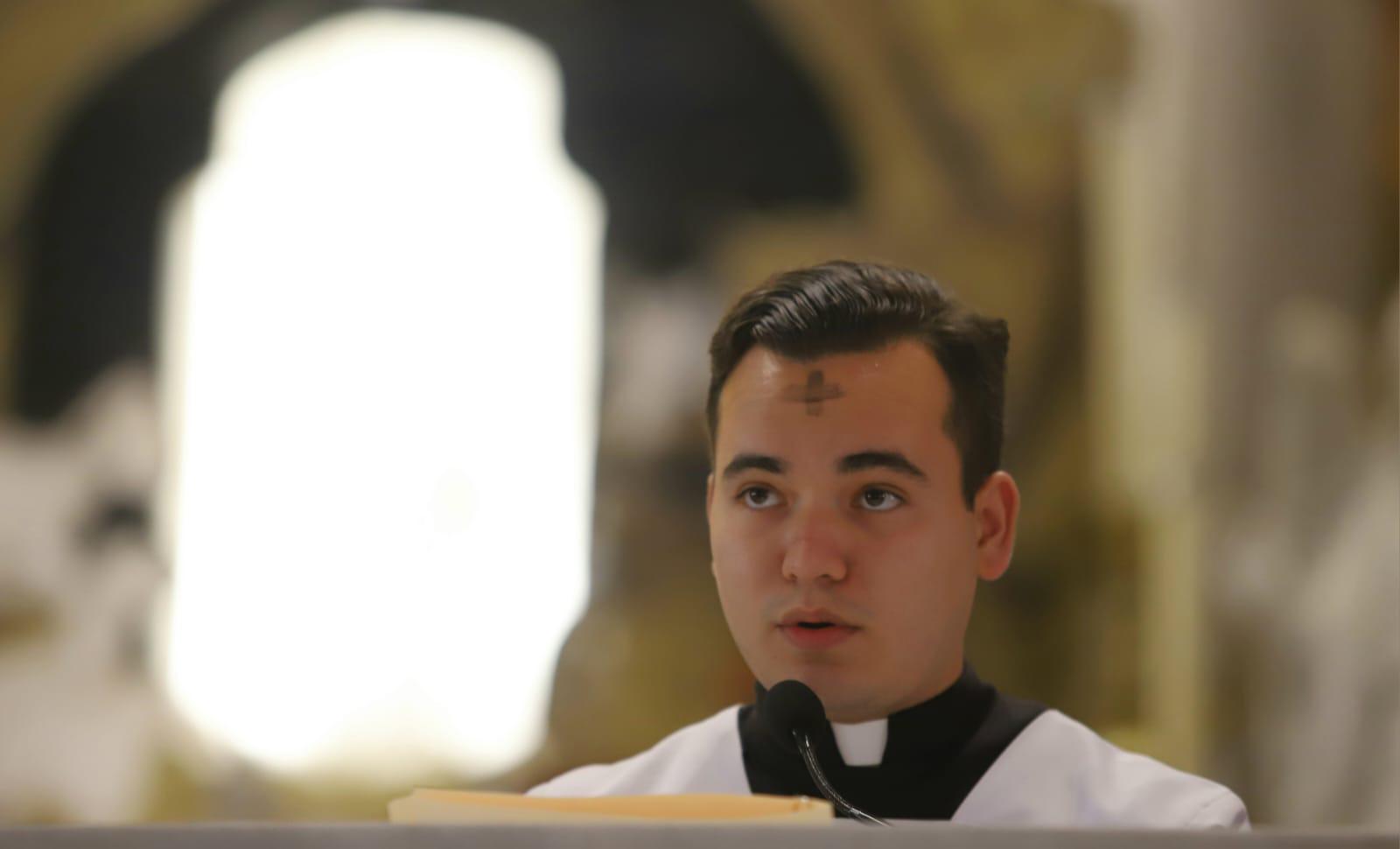 $!Acuden centenares de fieles a imposición de la ceniza en la Catedral de Mazatlán