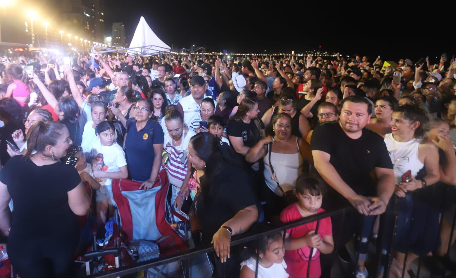 $!Miles de locales y visitantes disfrutaron el concierto.