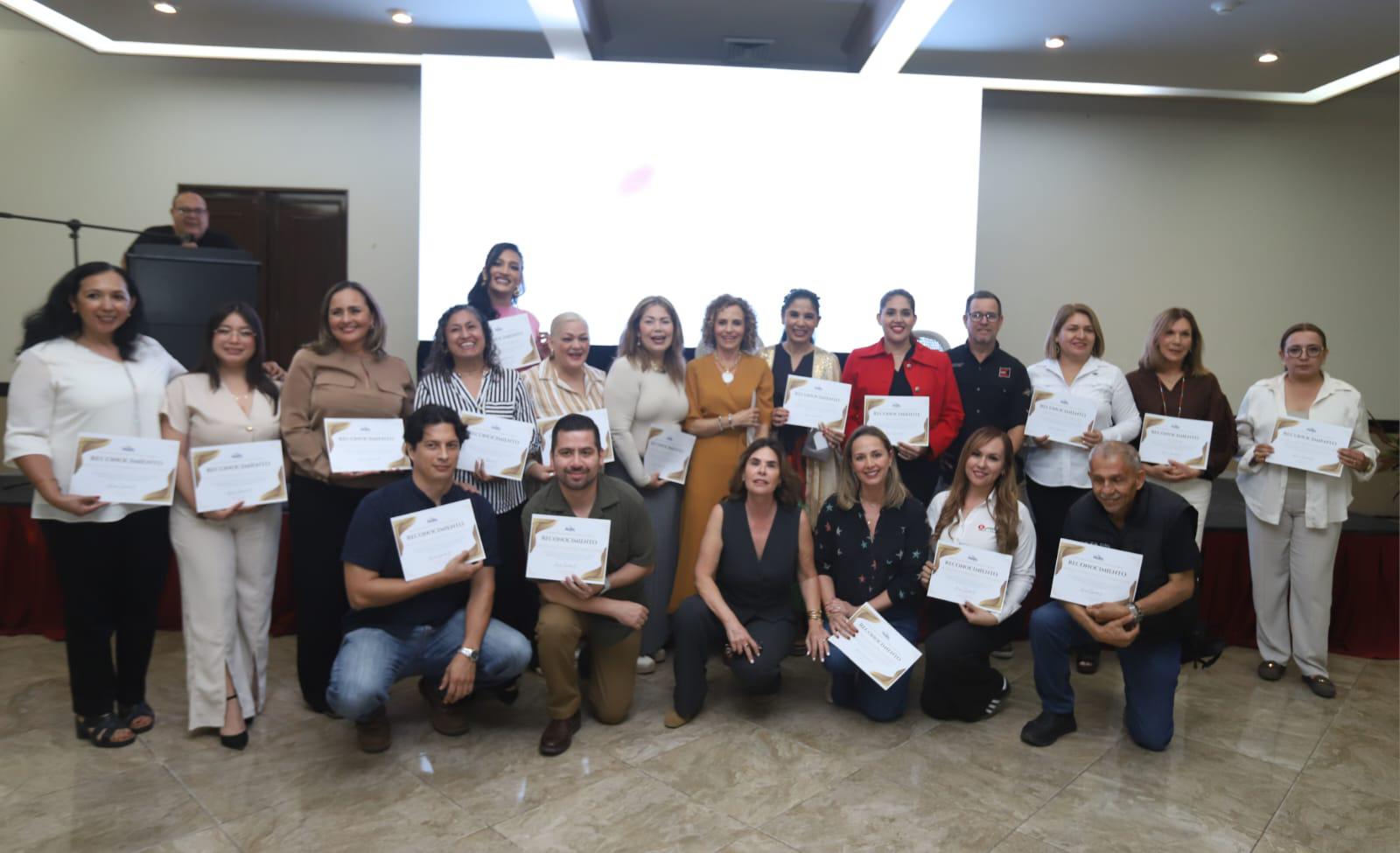 $!Patrocinadores del evento recibieron un reconocimiento por su apoyo a la realización del encuentro a beneficio de Fundación MAPA Renacer.