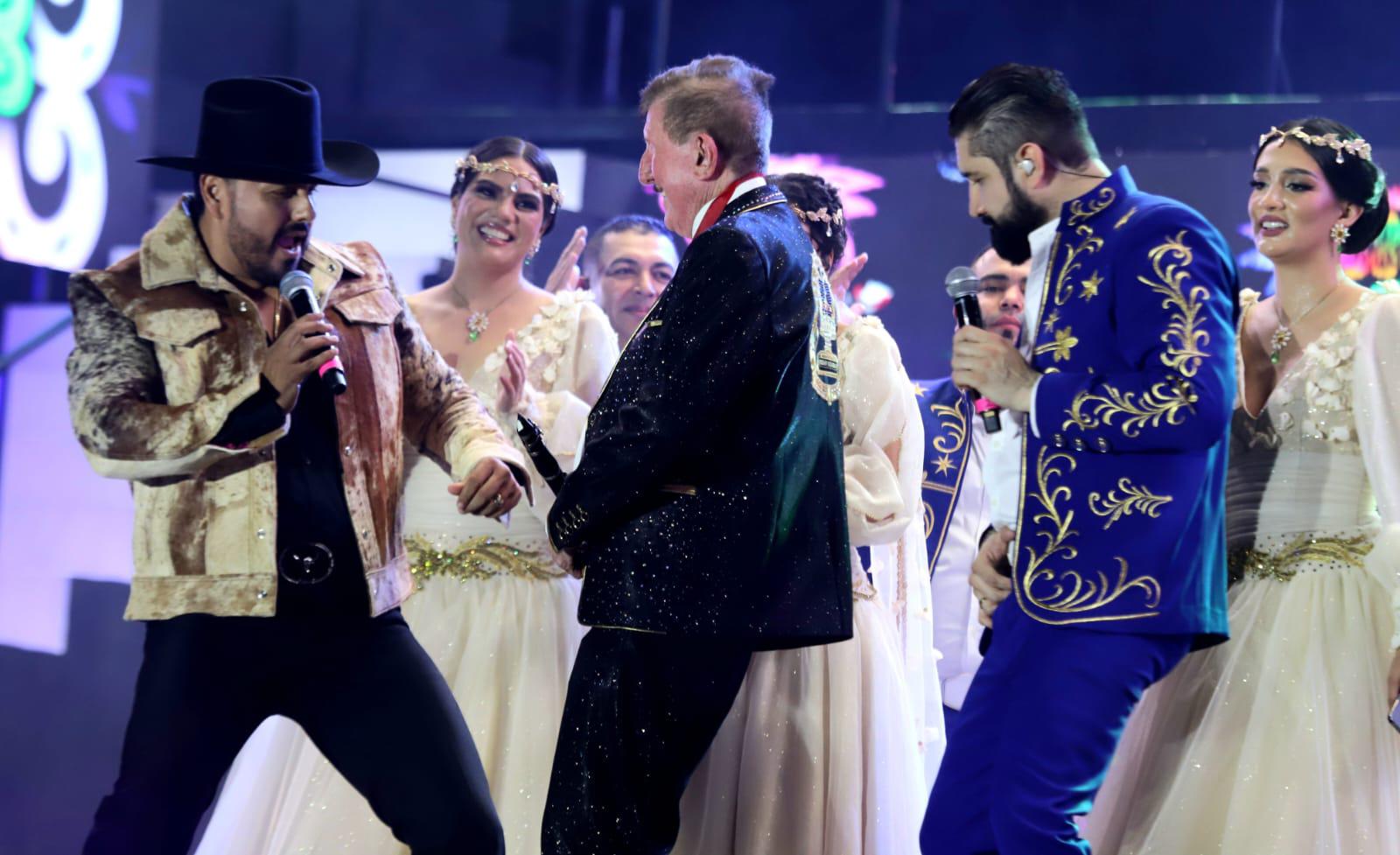 $!Carlos Sarabia canta junto a don Germán.