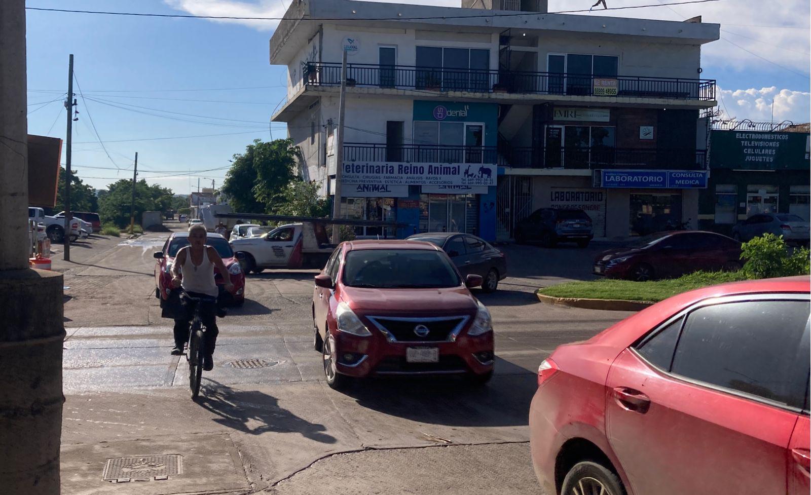 $!Vecinos de Jabalíes denuncian caos vial por cierre parcial en Avenida Santa Rosa por obras de Jumapam