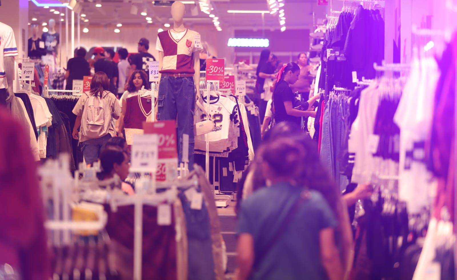 $!Vive el Centro de Mazatlán intenso movimiento por compras navideñas