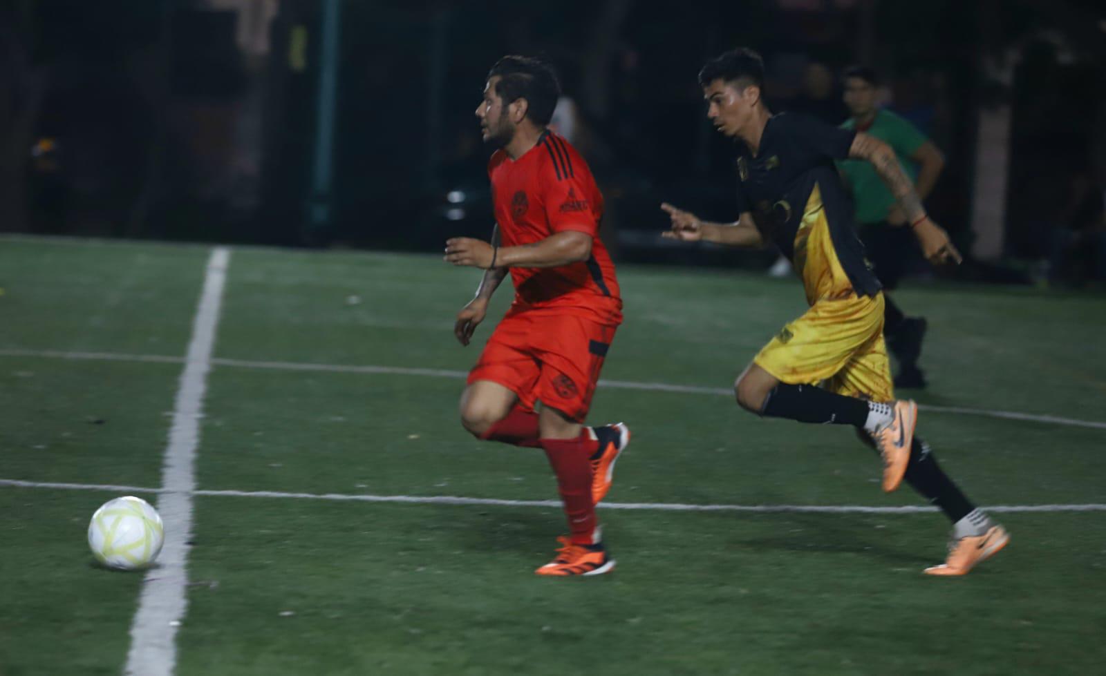 $!Familia Fajardo se impone a Autos Usados en Liga Intercanchas