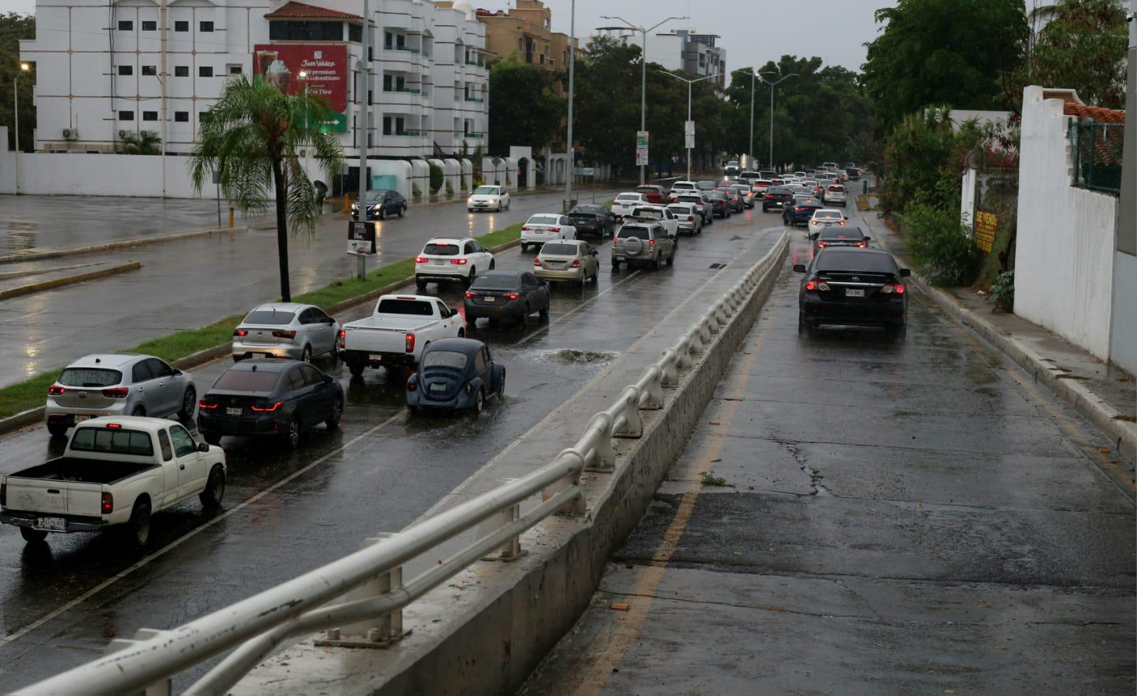 $!Sorprenden lluvias matutinas a Culiacán; activan operativos de emergencia y SEPyC mantiene clases bajo criterio