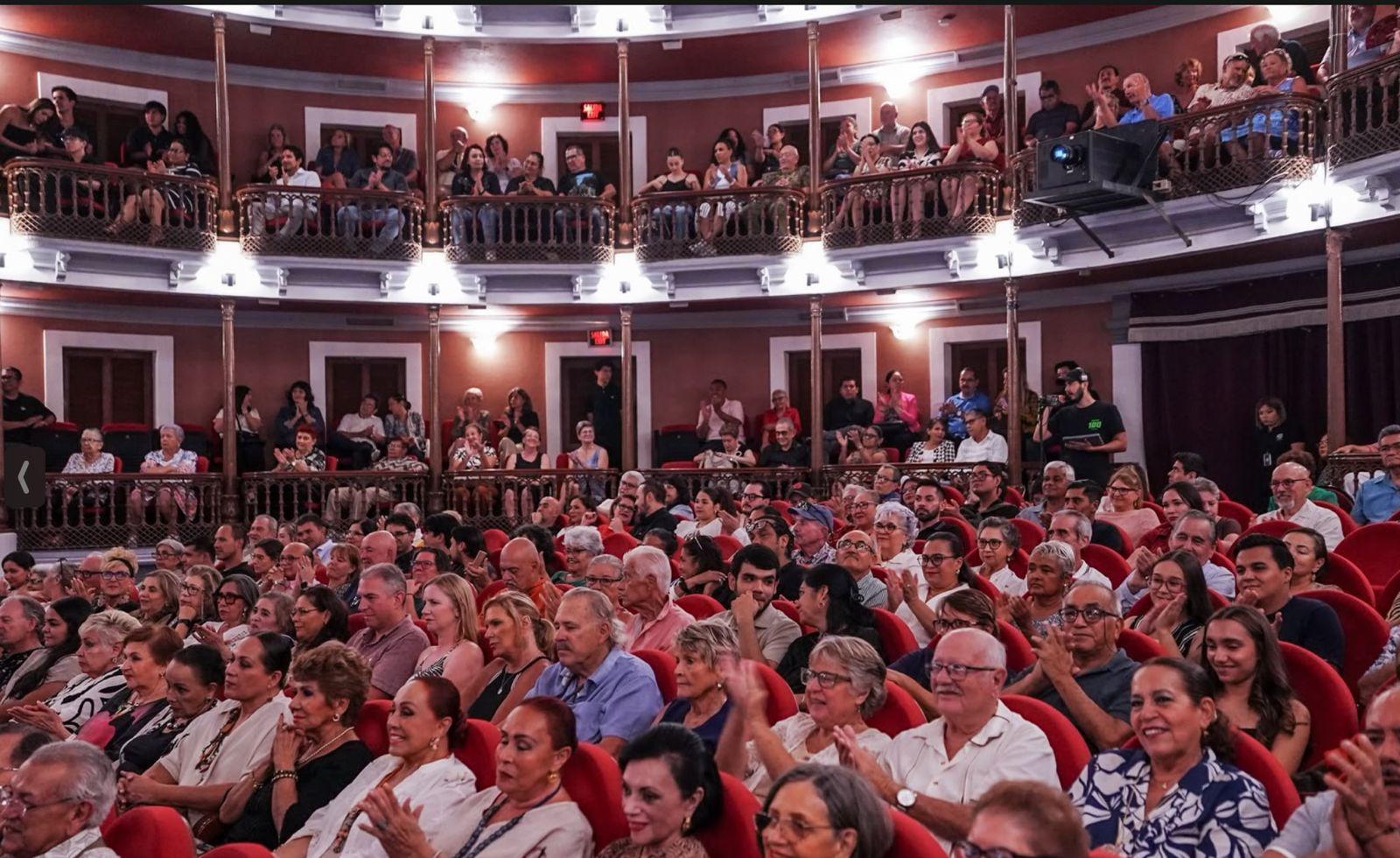 $!El público llenó el Teatro Ángela Peralta para la inauguración del festival.