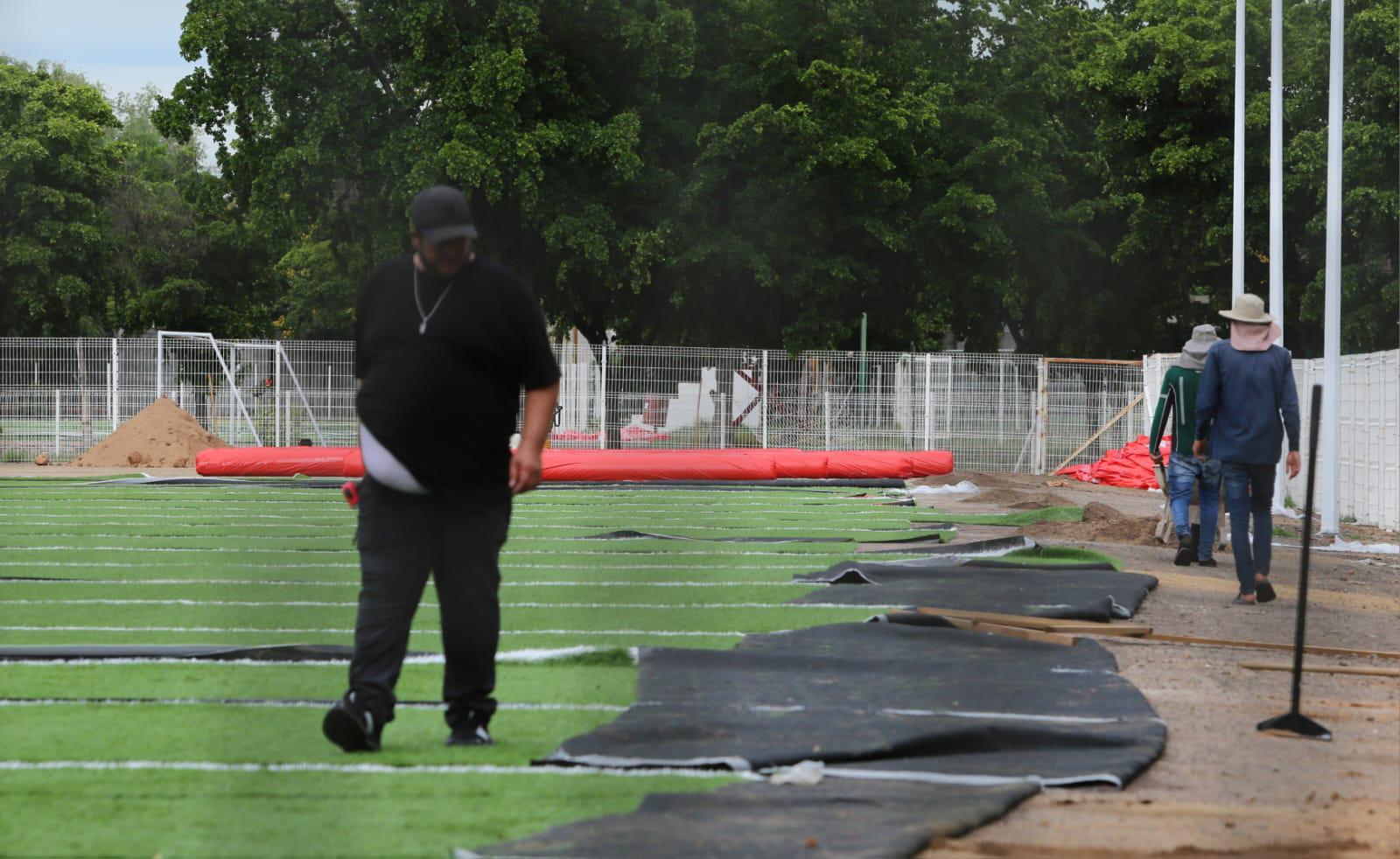 $!Rehabilitan canchas de futbol con pasto sintético en el Centro Cívico Constitución