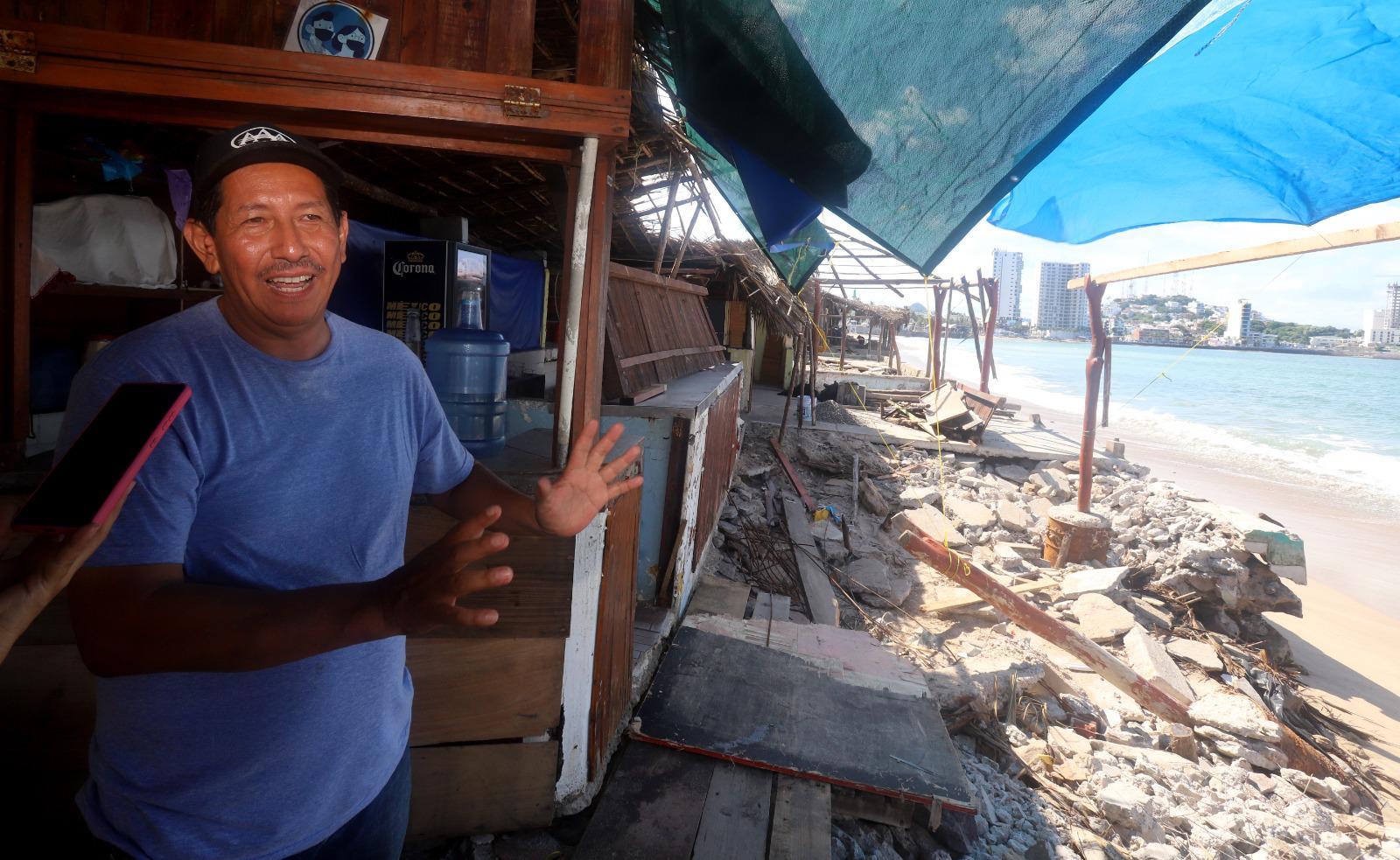 $!Playas han reducido de 30 metros a cero de frente, admiten palaperos de Mazatlán