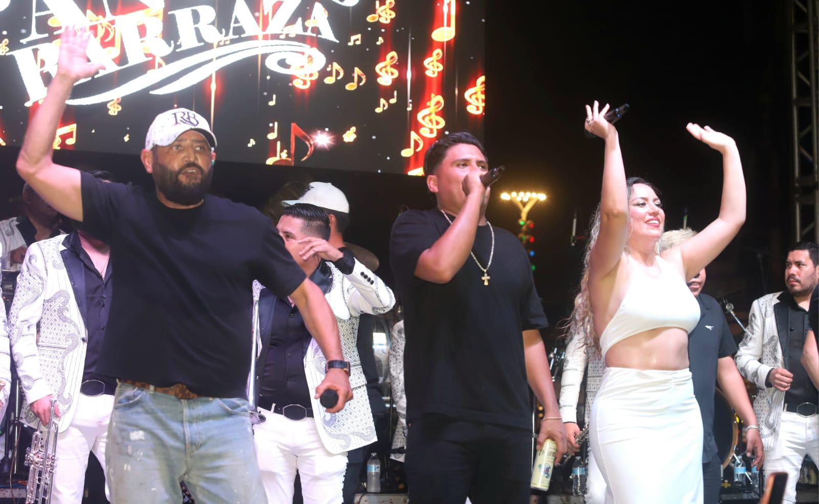 $!Pancho Barraza enamora a Mazatlán con concierto en el malecón