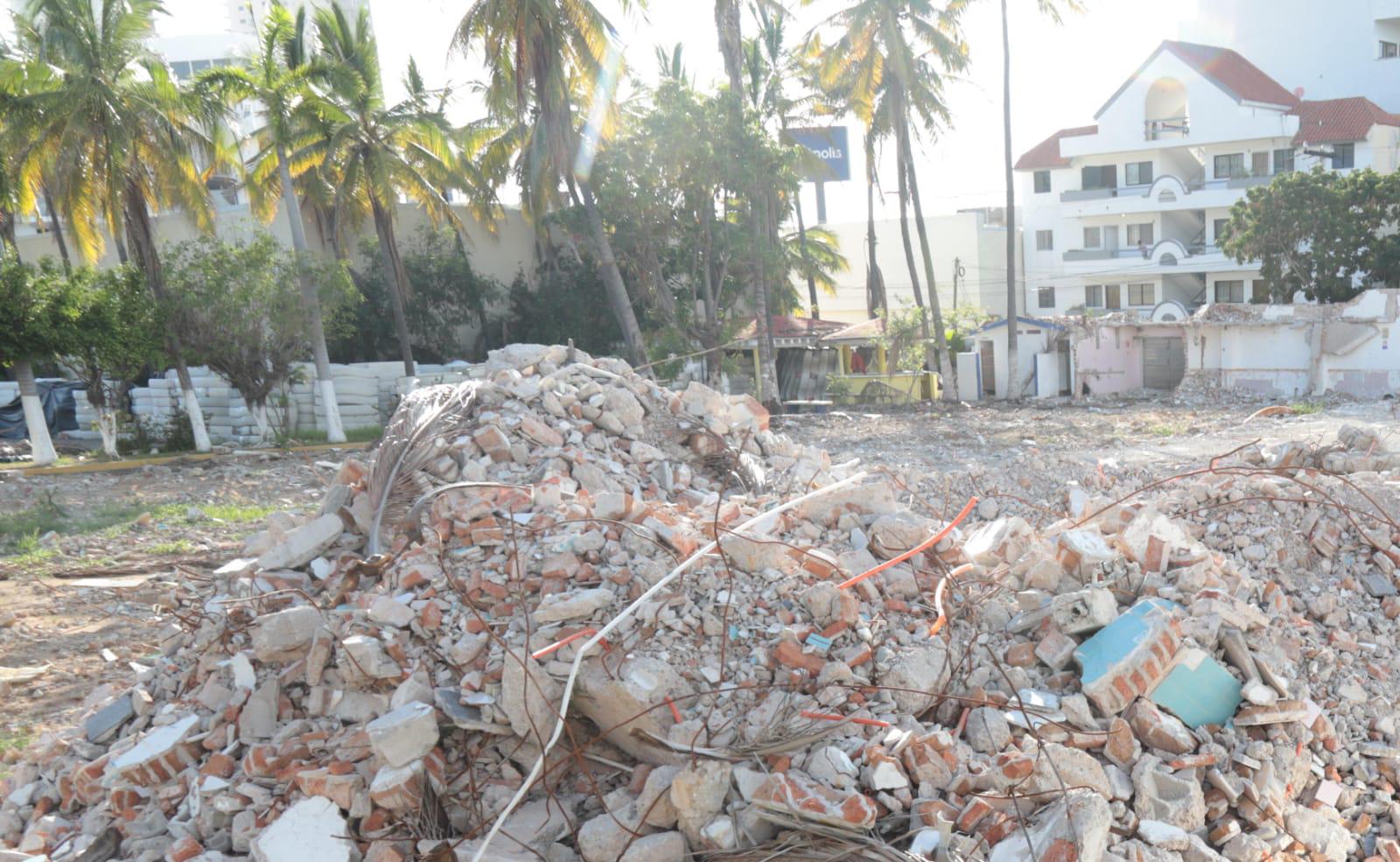 $!Demuelen el histórico Club de Leones en Mazatlán para dar paso a un megaproyecto inmobiliario