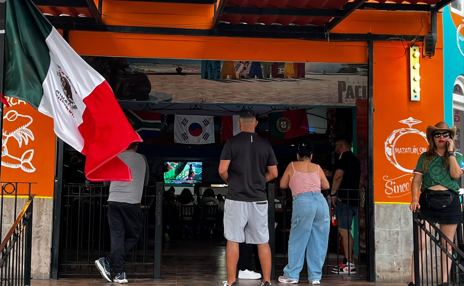 $!Esperan aficionados en Olas Altas disfrutar del partido de México contra Ecuador