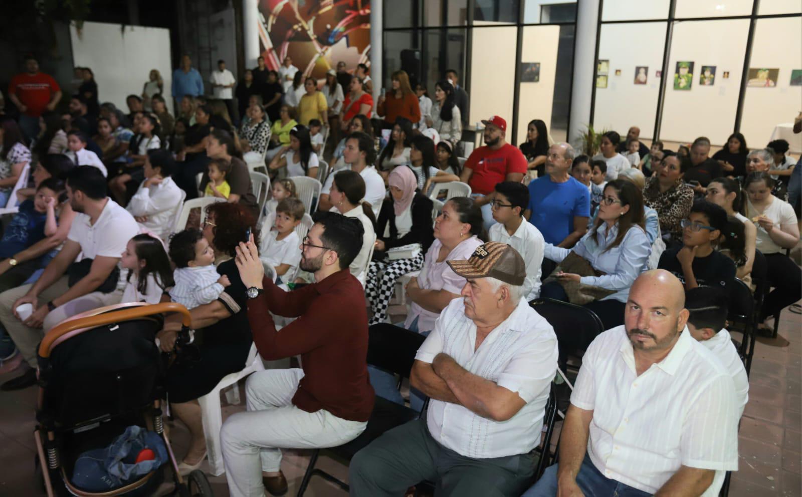 $!Los padres con gran estusiasmo aplauden a sus hijos.