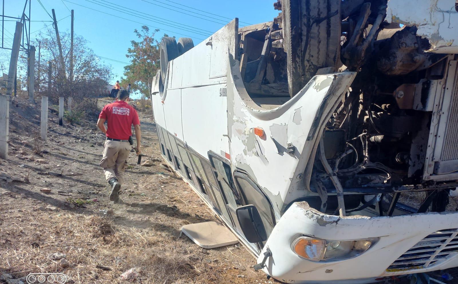 $!Vuelca camión en Escuinapa con estudiantes de la UTEsc a bordo