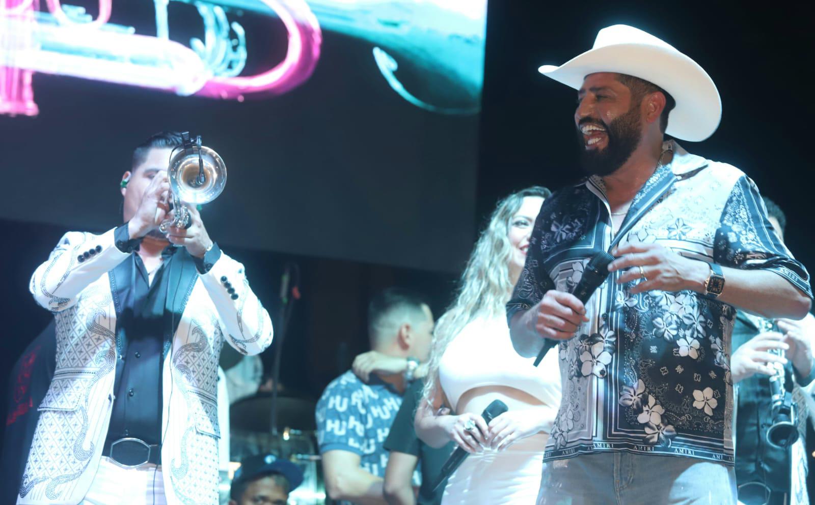 $!Pancho Barraza enamora a Mazatlán con concierto en el malecón