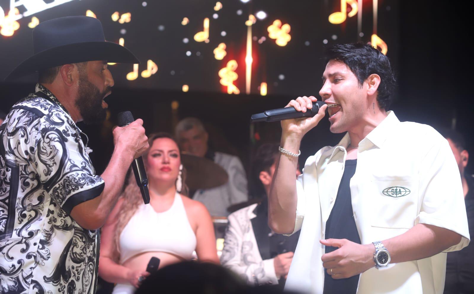 $!Pancho Barraza enamora a Mazatlán con concierto en el malecón