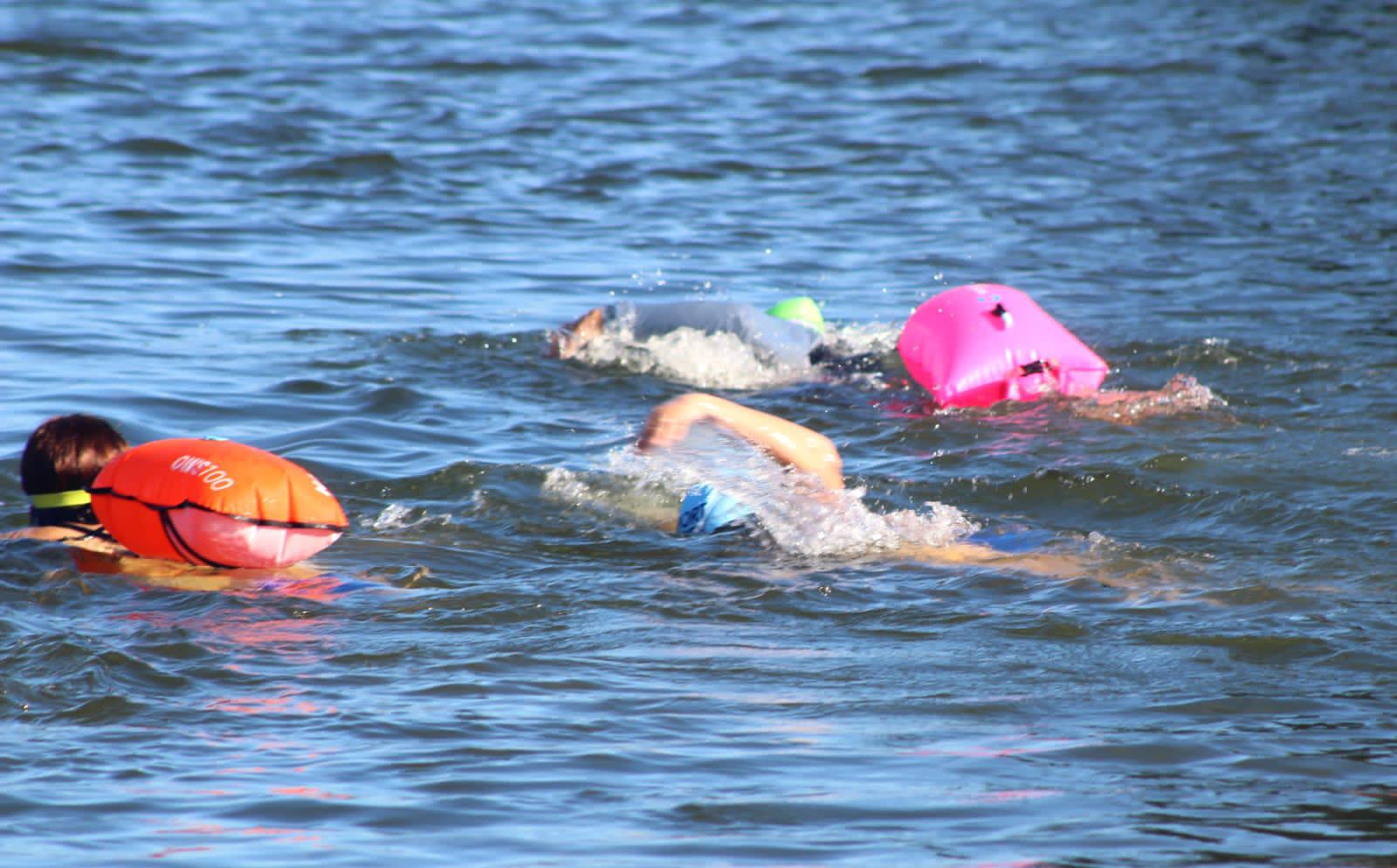 $!Disfrutan nadadores mazatlecos de la presa Picachos