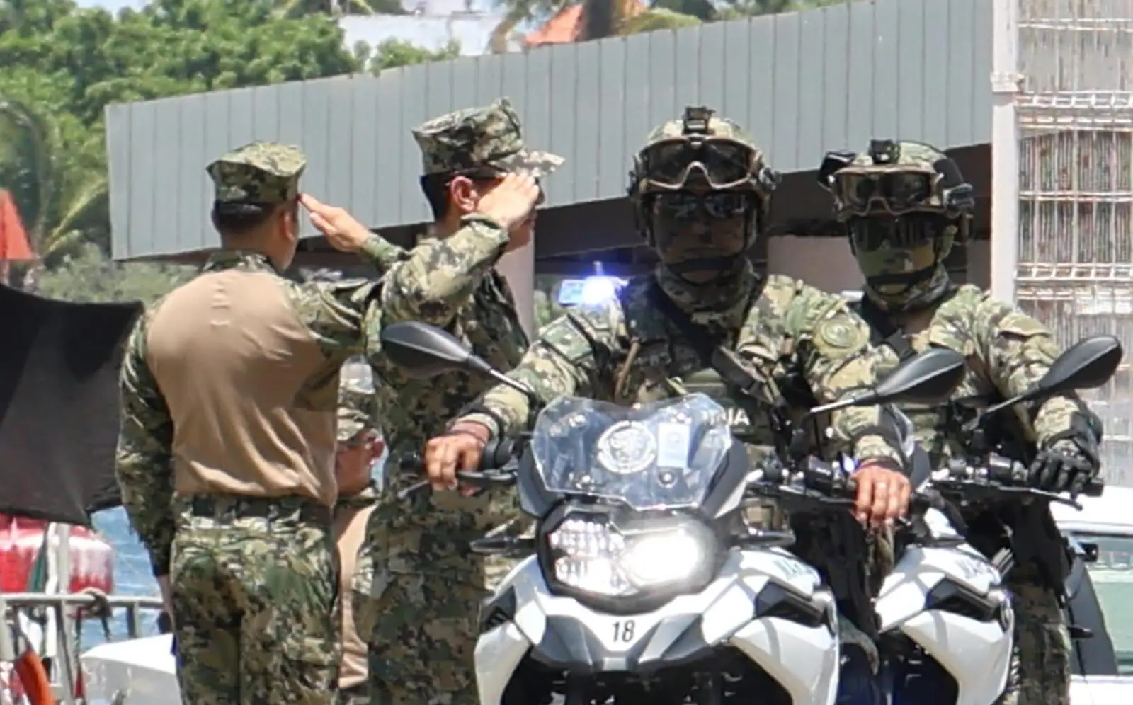 $!Rinden homenaje en la Cuarta Región Naval a marino caído en cumplimiento de su deber en Mazatlán