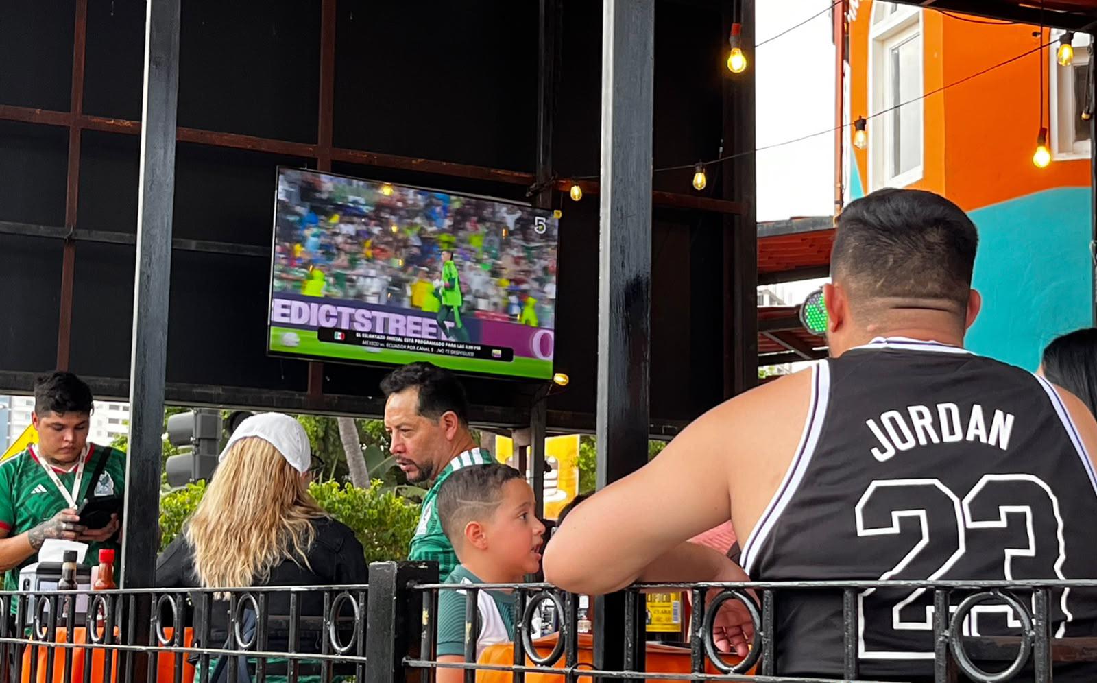 $!Esperan aficionados en Olas Altas disfrutar del partido de México contra Ecuador