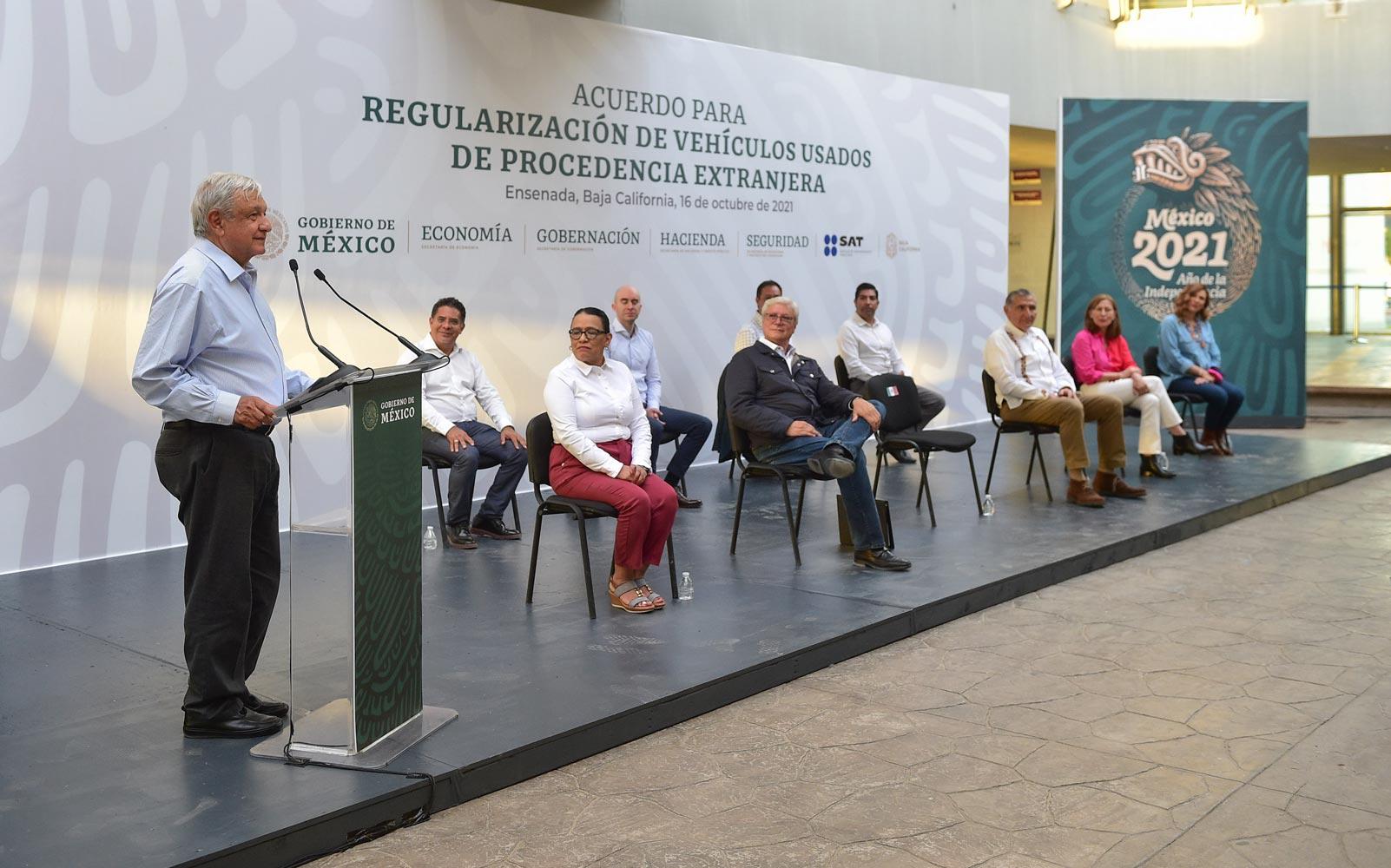 $!Firma AMLO acuerdo para regularizar los autos ‘chocolate’ en la frontera de México