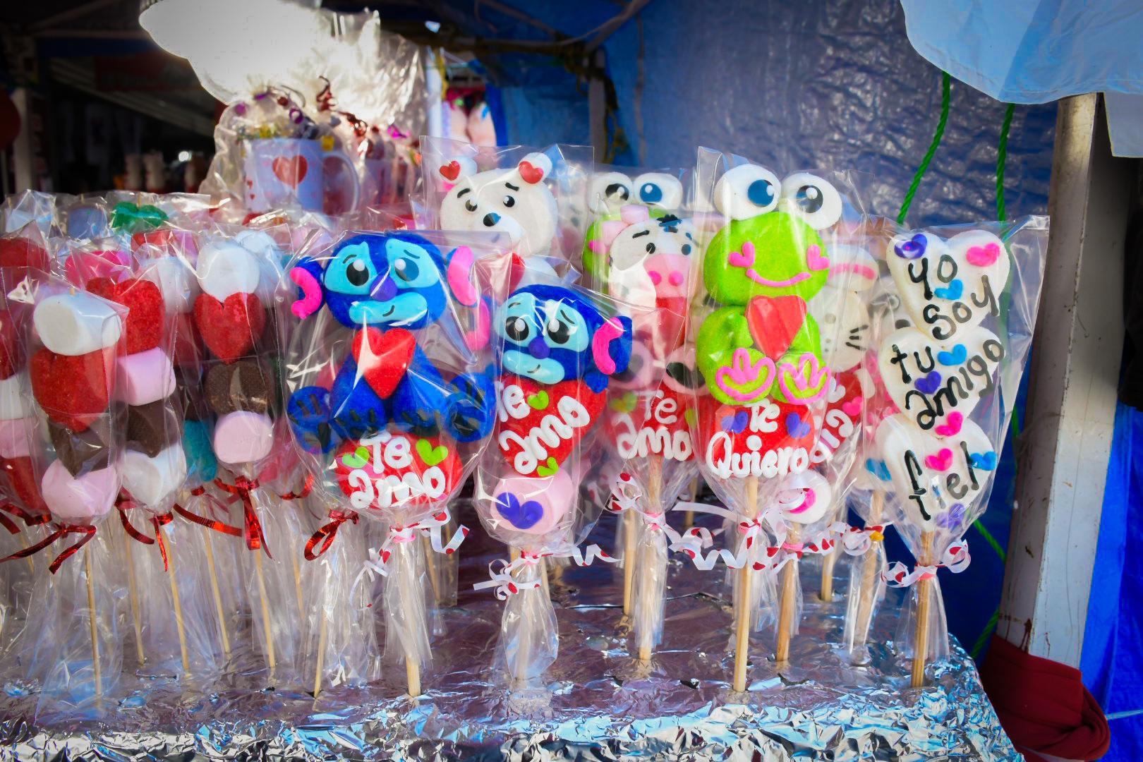 $!Inicia en Culiacán venta de tazas, paletas de corazón y peluches por Día de San Valentín