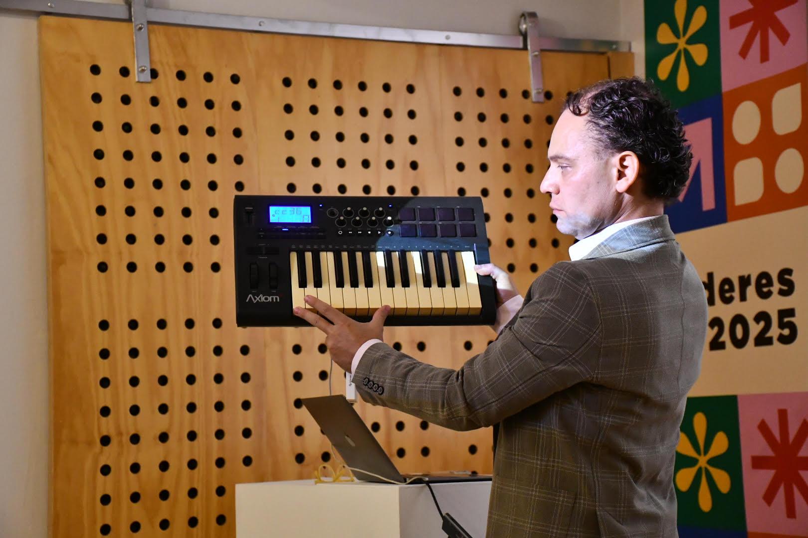 $!Usando un pequeño piano, el director muestra cómo es que se escucha el Sonido 13.