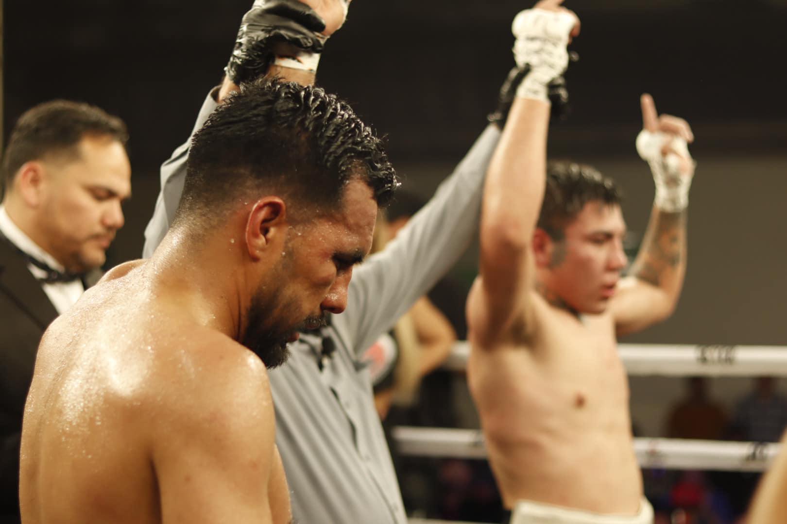 $!Nazario Castro sorprende con nocaut al culichi Héctor Escobar