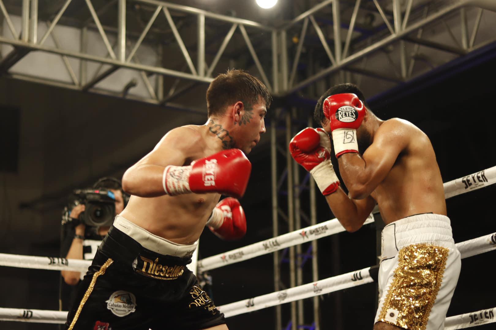 $!Nazario Castro sorprende con nocaut al culichi Héctor Escobar