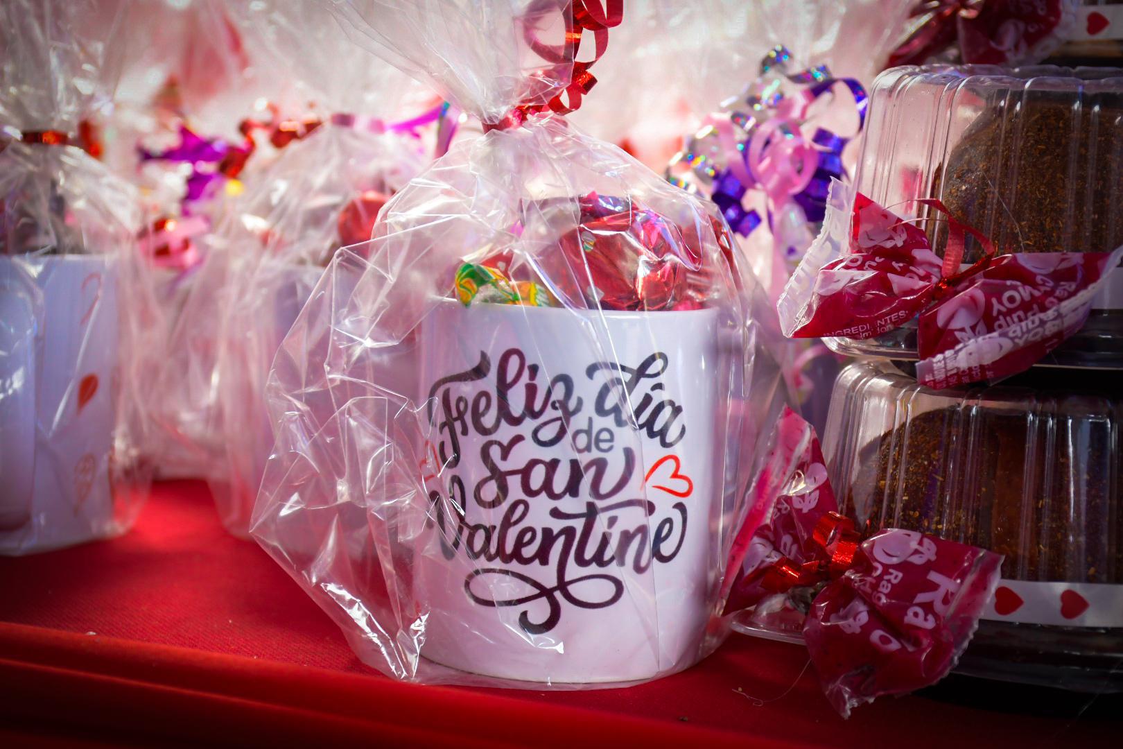 $!Inicia en Culiacán venta de tazas, paletas de corazón y peluches por Día de San Valentín