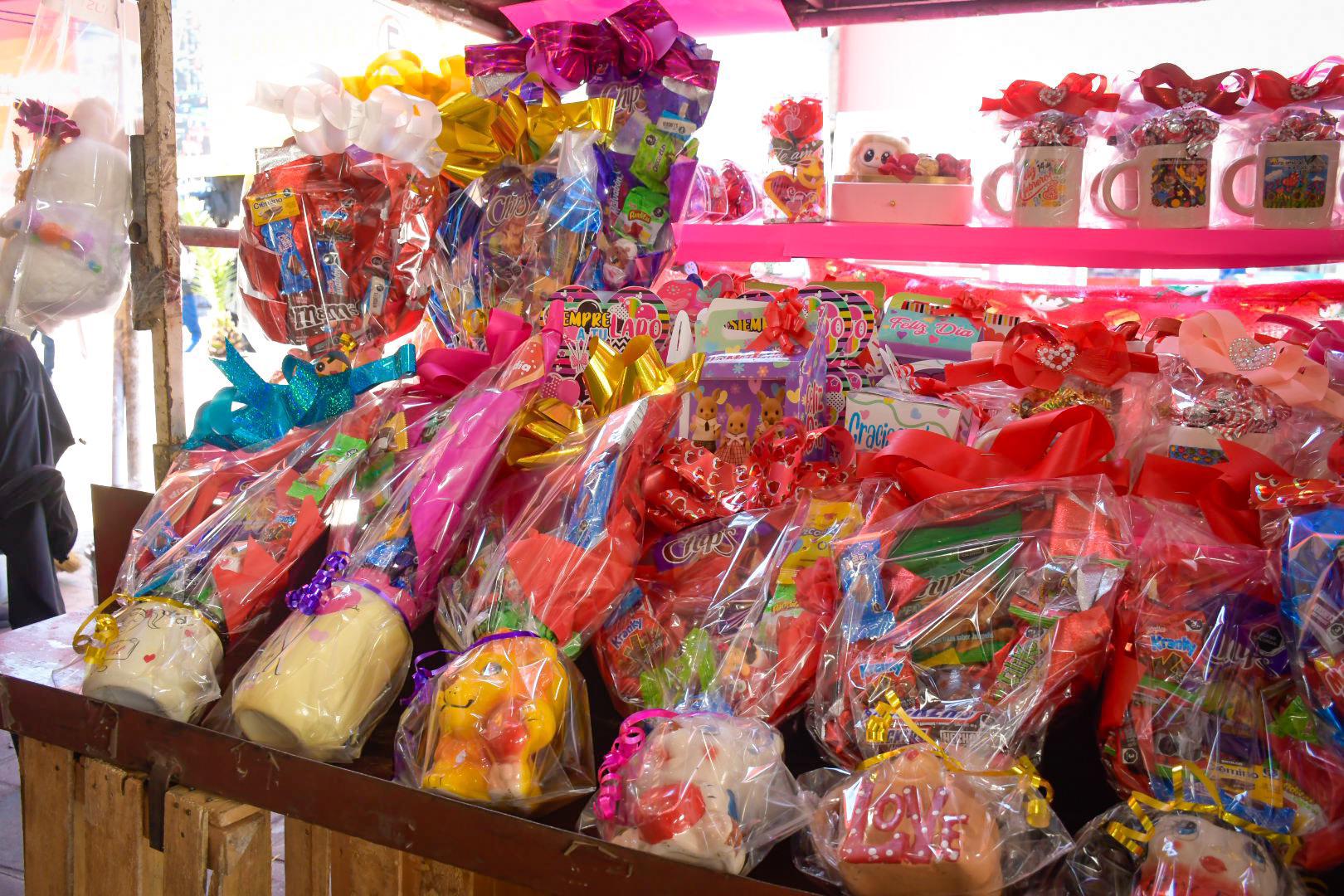 $!Inicia en Culiacán venta de tazas, paletas de corazón y peluches por Día de San Valentín