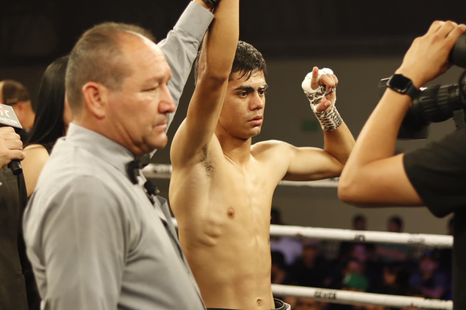 $!Nazario Castro sorprende con nocaut al culichi Héctor Escobar