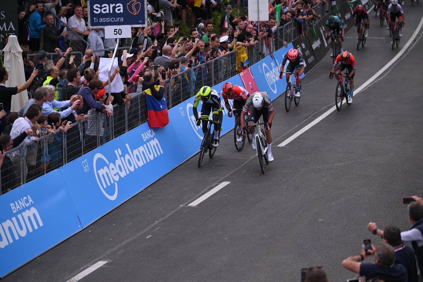 $!Mathieu Van der Poel se lleva la primera etapa del Giro de Italia