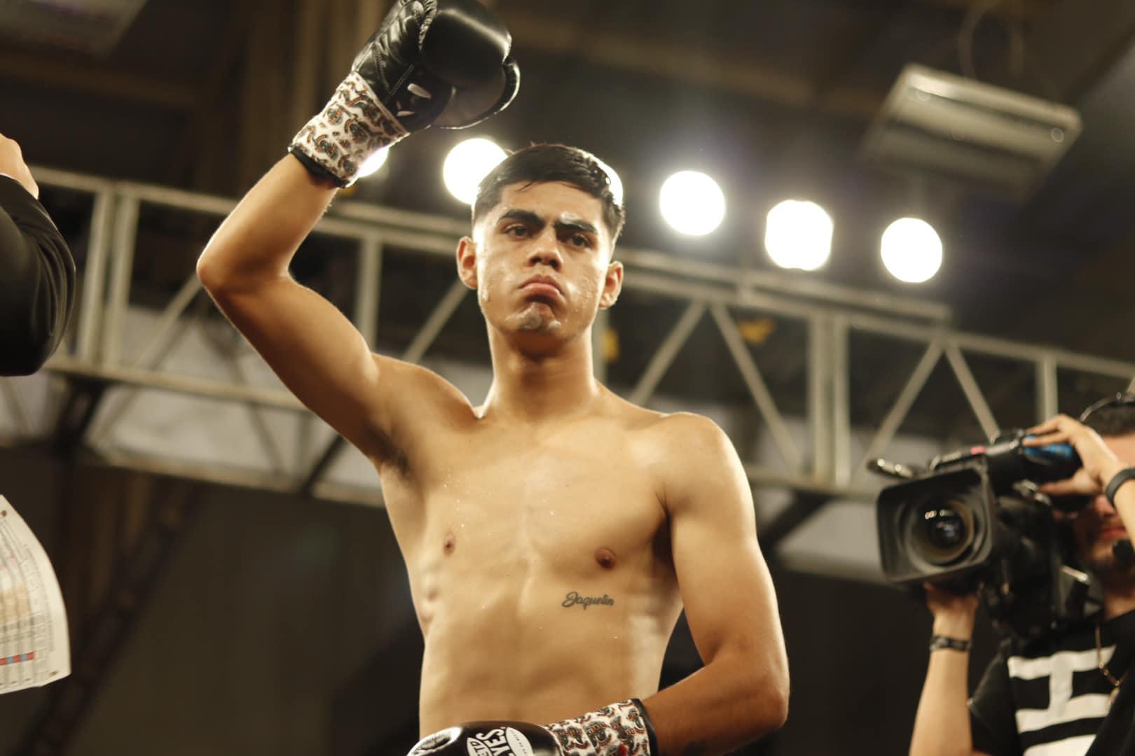 $!Nazario Castro sorprende con nocaut al culichi Héctor Escobar