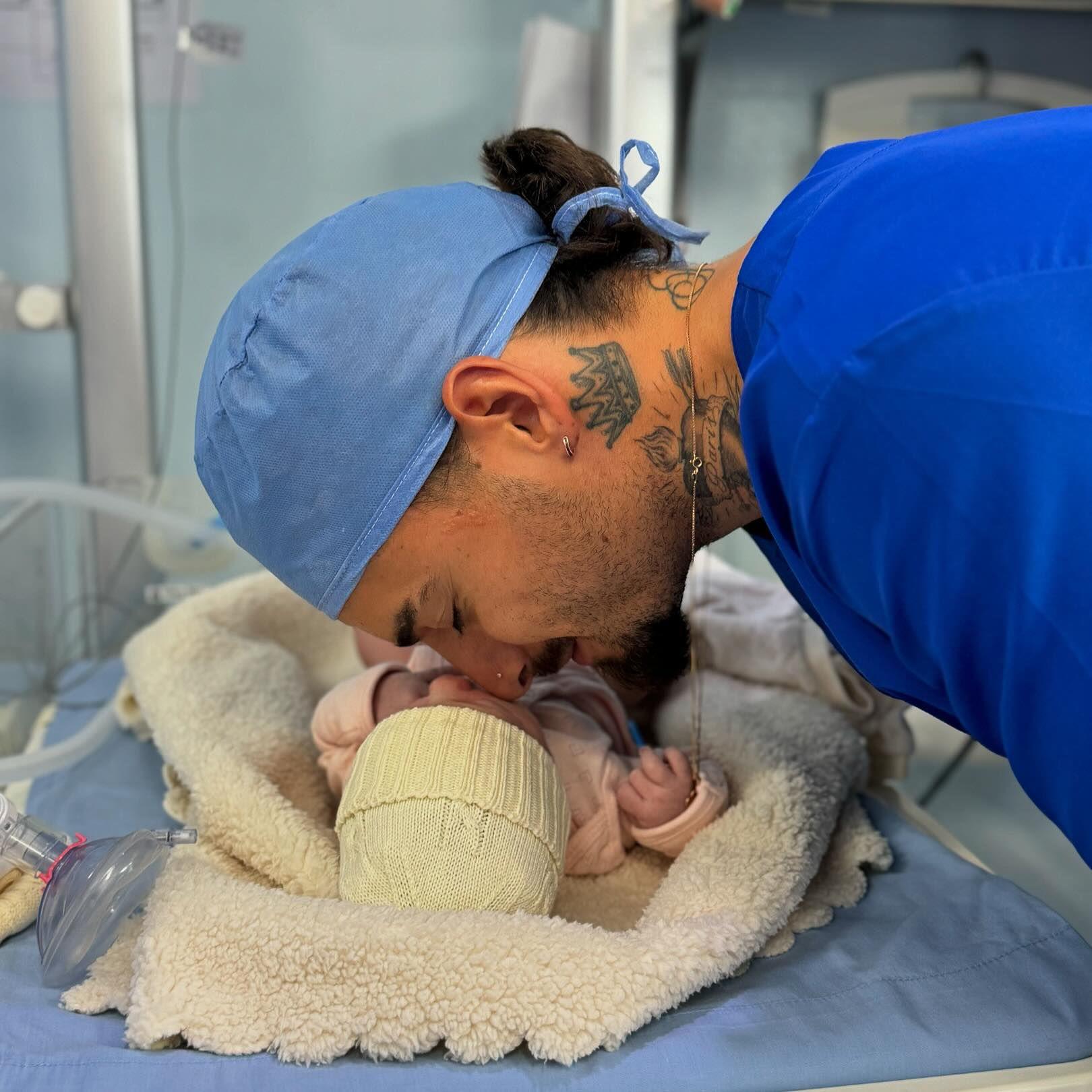 $!Maluma, con su pequeña Paris.