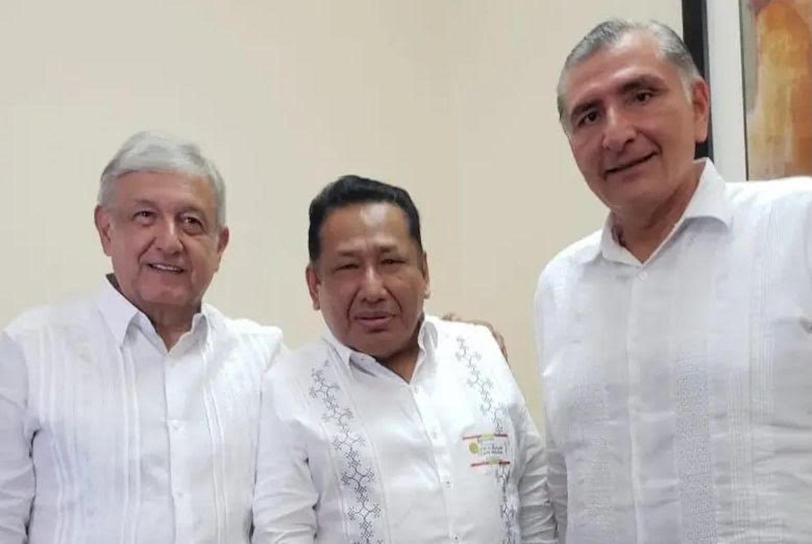 $!Trío tabasqueño. Andrés Manuel López Obrador junto a Gómez Piedra, a quien calificaba como un “abogado honrado”, y el senador Adán Augusto López.