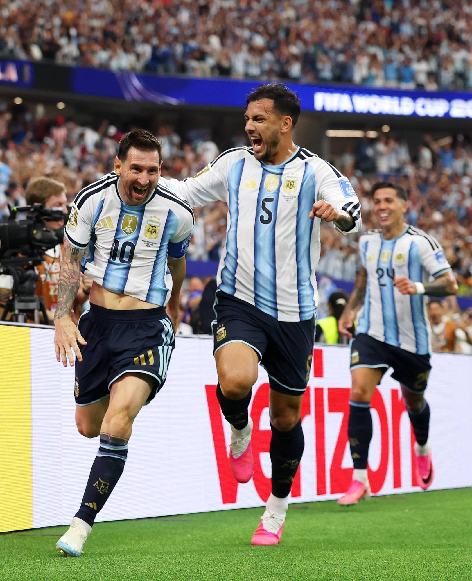 $!Messi guía a Argentina a los dieciseisavos de final del Mundial con doblete ante Austria