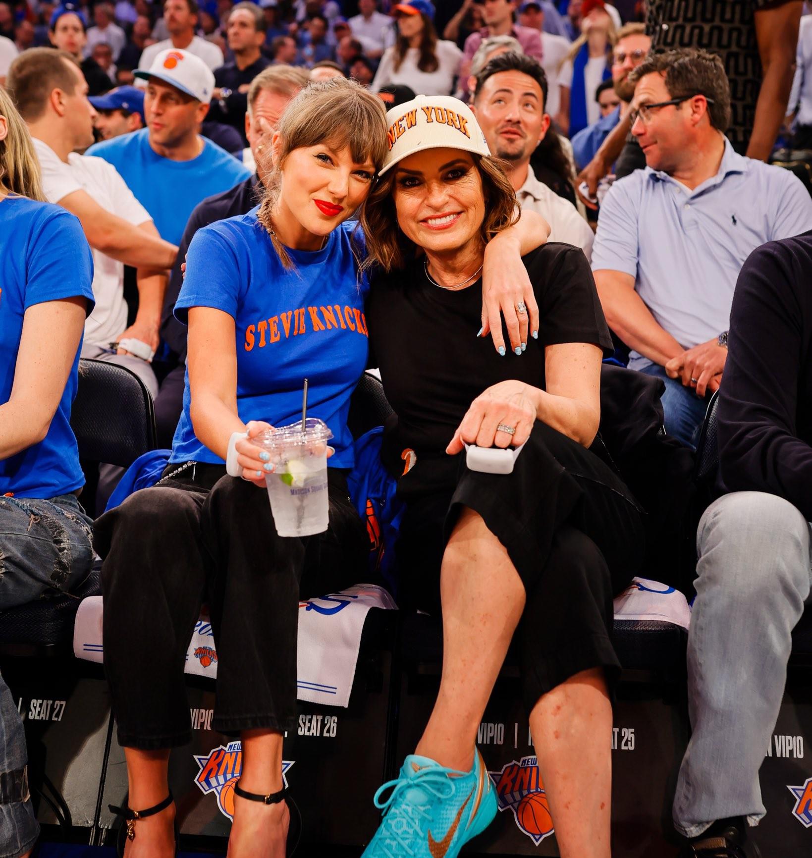 $!Personalidades del espectáculo festejaron con fans victoria de Knicks en el Juego 4