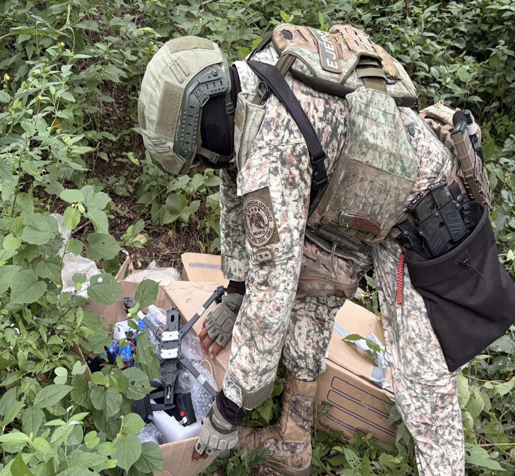 $!Aseguran arsenal en Concordia: Ejército decomisa más de 12 mil cartuchos, armas, droga y drones