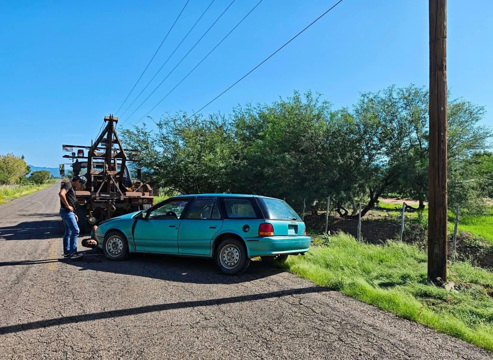 $!Evelyn es hospitalizada tras chocar contra poste de la CFE en el Valle del Carrizo