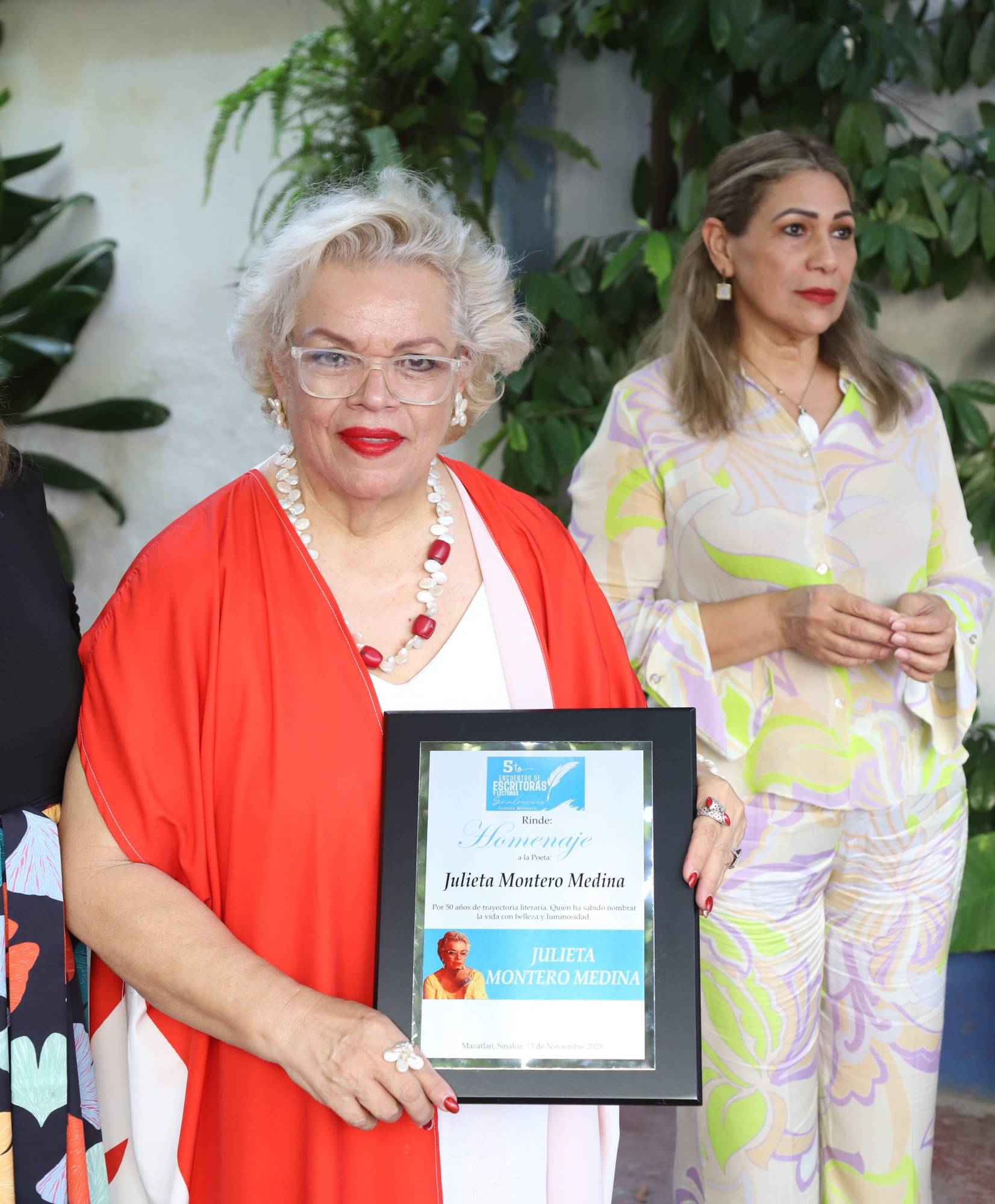 $!Julieta Montero con su renocimiento.